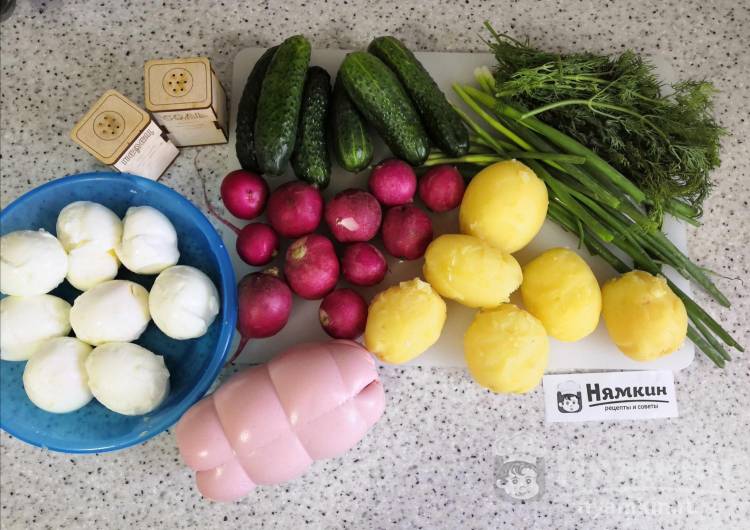 Летняя окрошка с колбасой, огурцами, редисом и зеленью - фото шаг 1