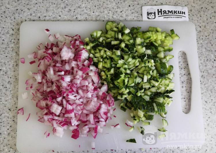 Летняя окрошка с колбасой, огурцами, редисом и зеленью - фото шаг 2