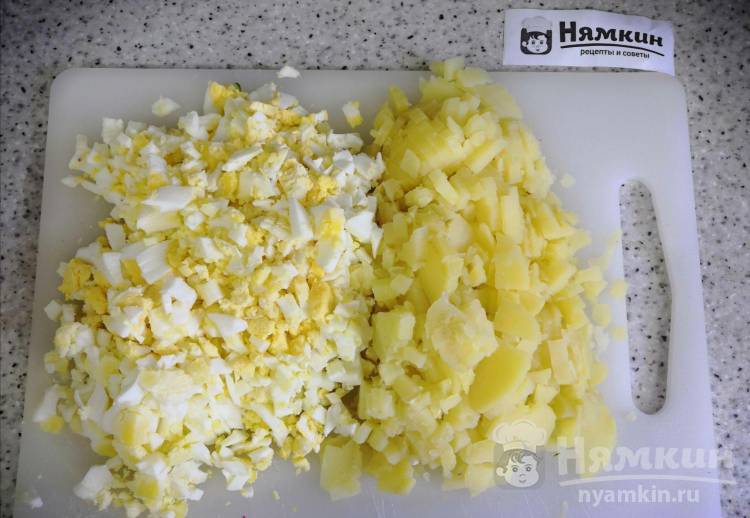 Летняя окрошка с колбасой, огурцами, редисом и зеленью - фото шаг 3