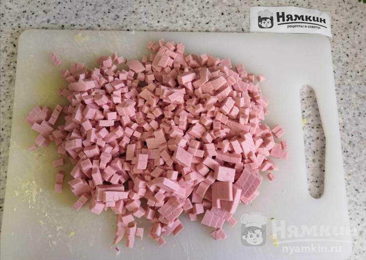 Летняя окрошка с колбасой, огурцами, редисом и зеленью - фото шаг 4
