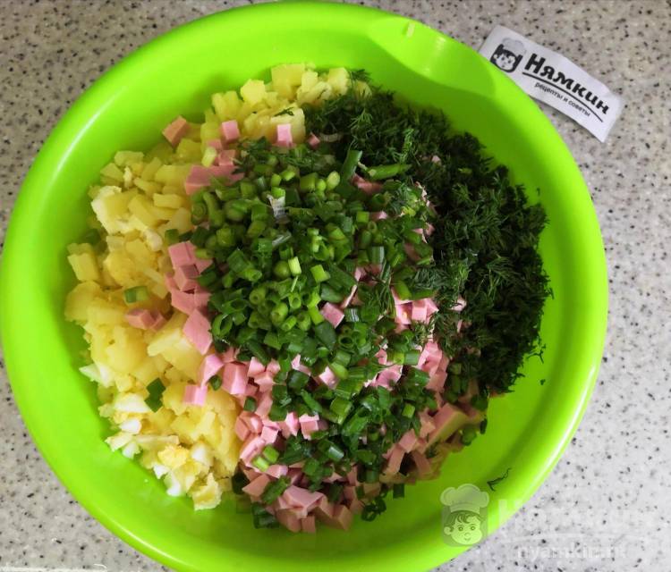 Летняя окрошка с колбасой, огурцами, редисом и зеленью - фото шаг 5