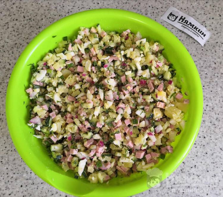 Летняя окрошка с колбасой, огурцами, редисом и зеленью - фото шаг 6