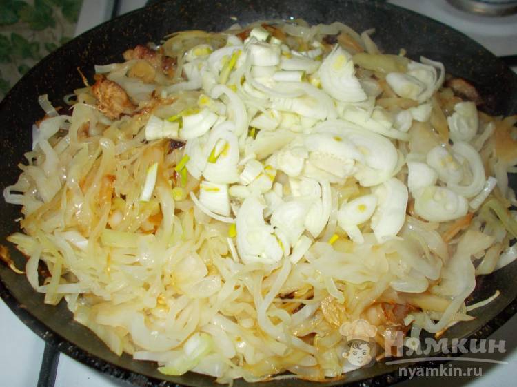 Капуста тушеная со свининой на сковороде - фото шаг 4