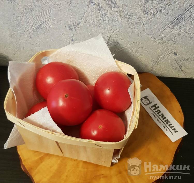 Закуска из помидоров с чесноком, луком и зеленью - фото шаг 1