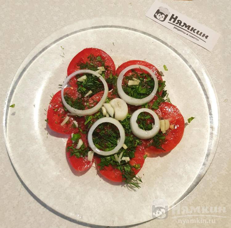 Закуска из помидоров с чесноком, луком и зеленью - фото шаг 3