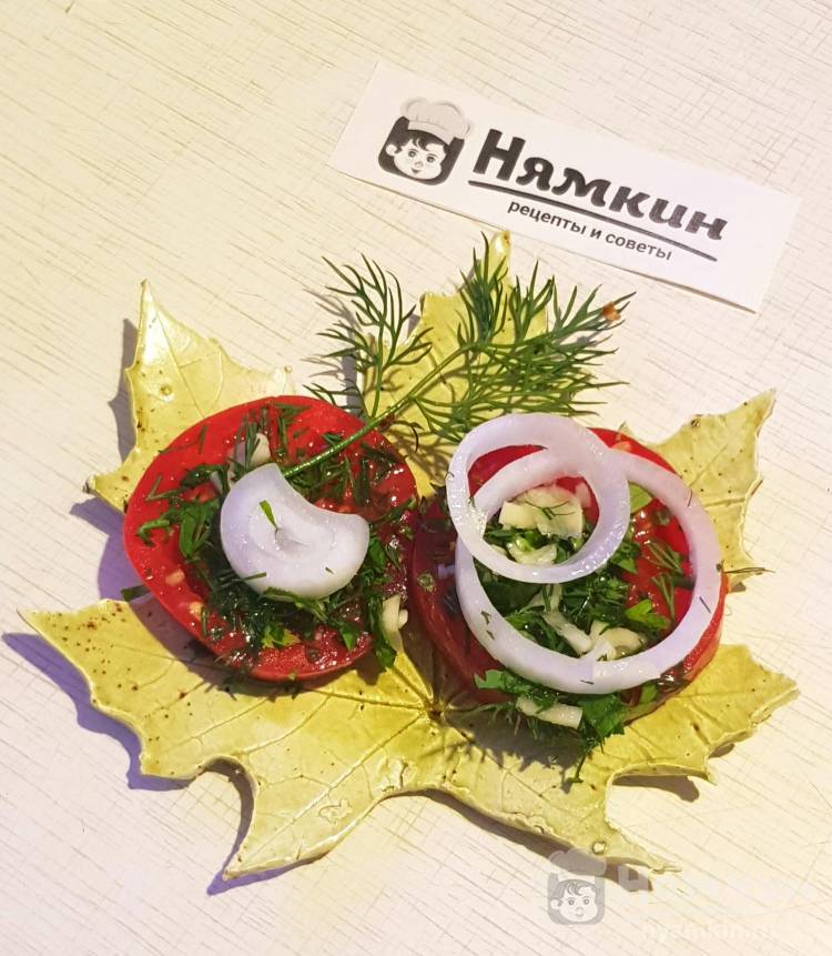 Закуска из помидоров с чесноком, луком и зеленью - фото шаг 5