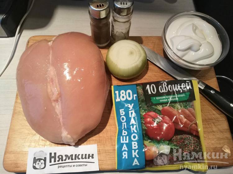 Куриная грудка в сметанном соусе на сковороде - фото шаг 1