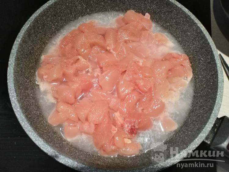 Куриная грудка в сметанном соусе на сковороде - фото шаг 2