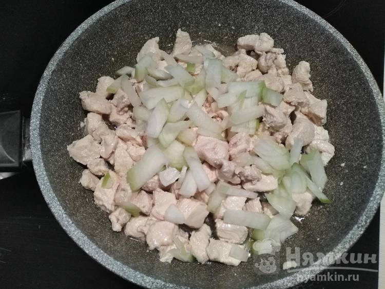 Куриная грудка в сметанном соусе на сковороде - фото шаг 3