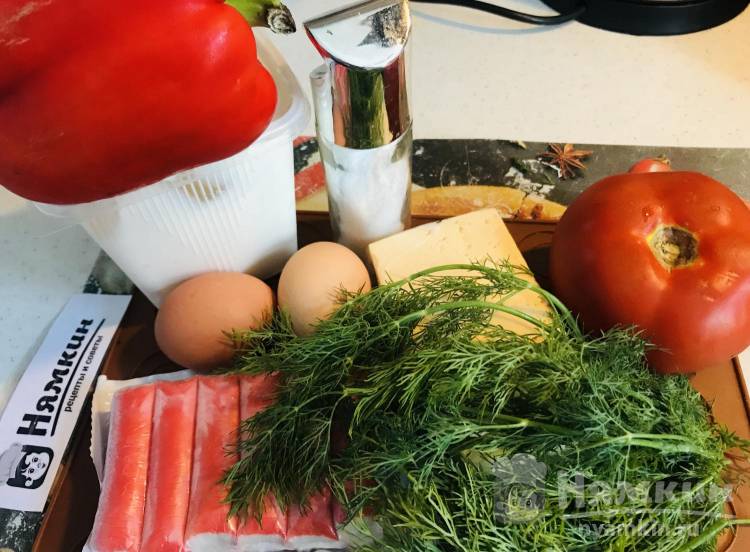 Салат с крабовыми палочками и болгарским перцем и колбасой