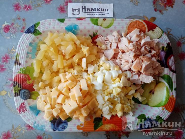 Слоеный салат из курицы, ананасов и грецких орехов (рецепт на праздничный стол)