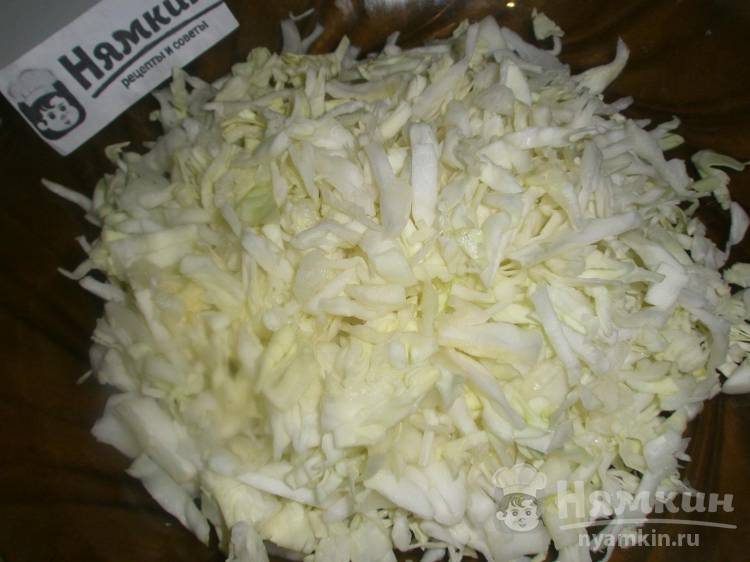 Салат из капусты с зеленым луком и свежим укропом в смеси масел - фото шаг 1