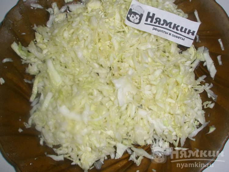Салат из капусты с зеленым луком и свежим укропом в смеси масел - фото шаг 2