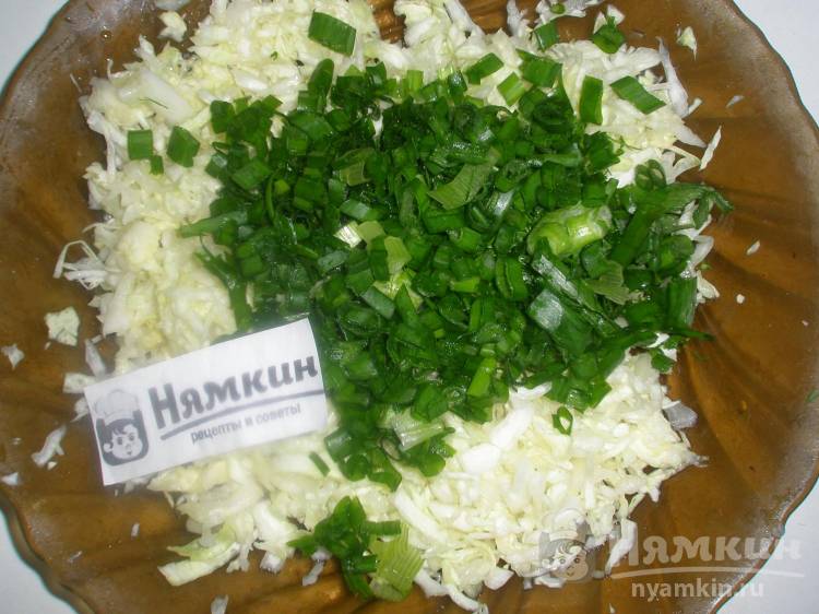 Салат из капусты с зеленым луком и свежим укропом в смеси масел - фото шаг 3