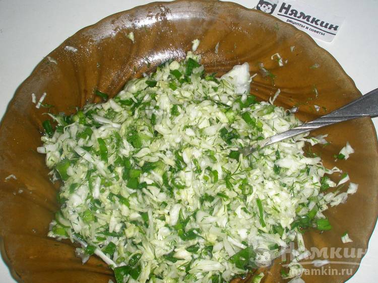Салат из капусты с зеленым луком и свежим укропом в смеси масел - фото шаг 4