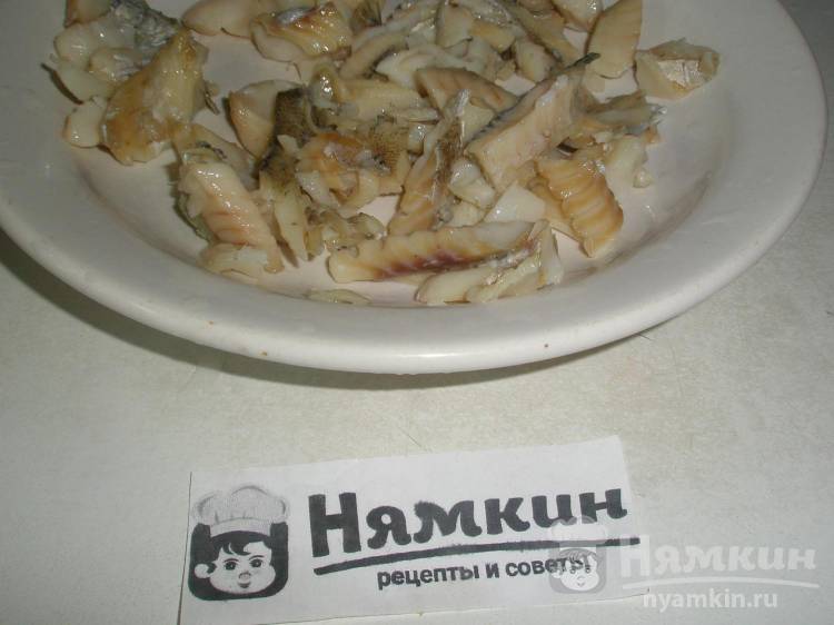 Рыбный салат с морковью, яйцами и зеленым луком - фото шаг 3