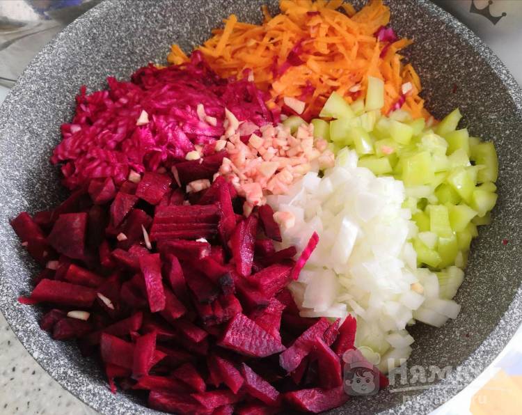 Борщ со свежей капустой на курино-говяжьем бульоне - фото шаг 4