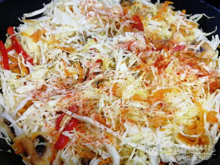Капуста с рисом и грибами на сковороде - фото шаг 11