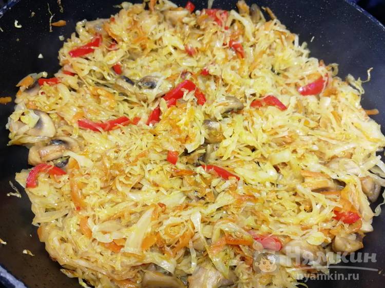 Капуста с рисом и грибами на сковороде - фото шаг 12