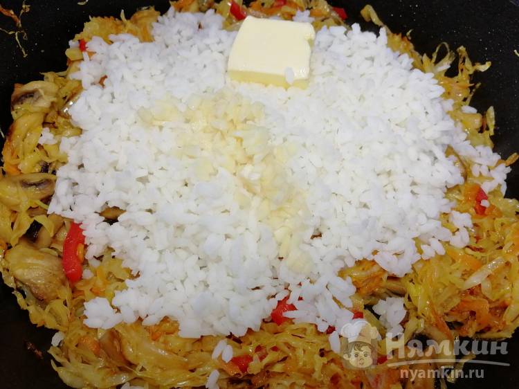 Капуста с рисом и грибами на сковороде - фото шаг 13
