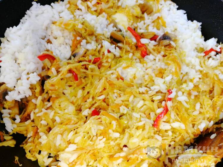 Капуста с рисом и грибами на сковороде - фото шаг 14