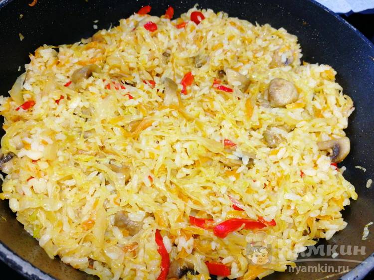 Капуста с рисом и грибами на сковороде - фото шаг 15
