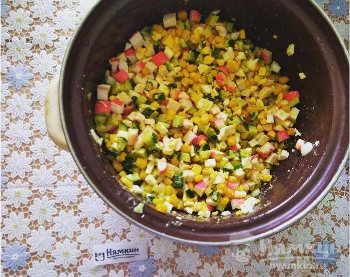 Салат с кукурузой, крабовыми палочками и огурцами  - фото шаг 5