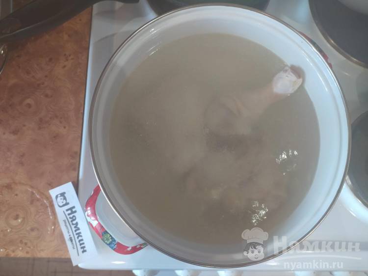 Ботвинья из свекольной ботвы с курицей - фото шаг 1
