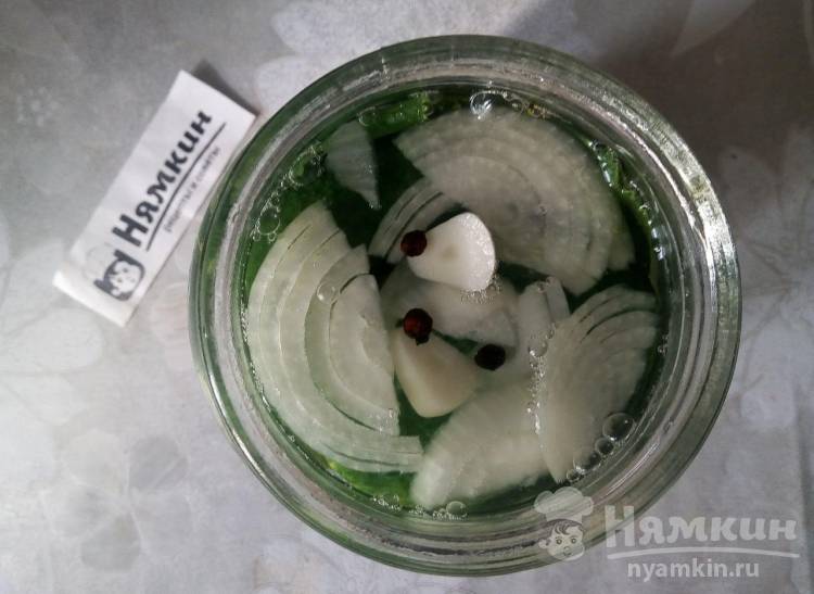 Огурцы соленые с чесноком и луком на зиму - фото шаг 8