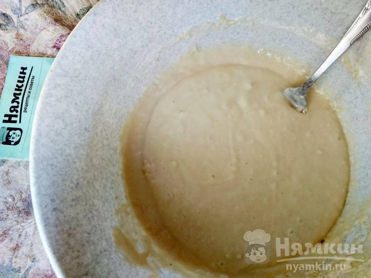Оладьи на кислом молоке с сезонными ягодами - фото шаг 3