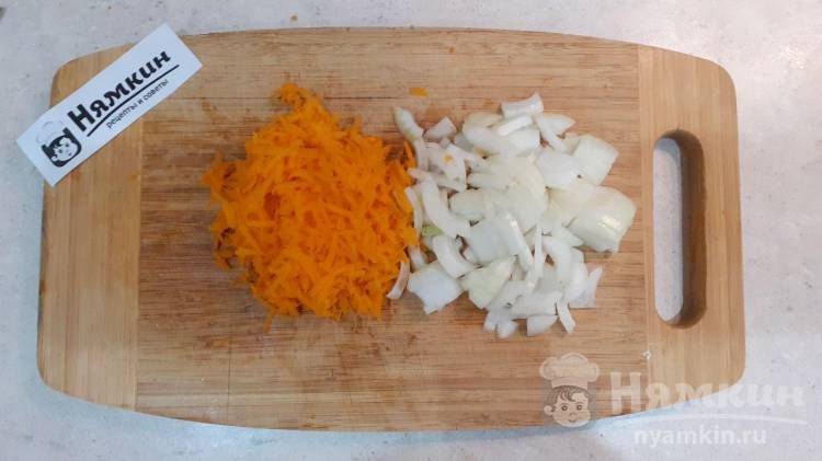 Голубцы с мясом тушеные под овощной подушкой - фото шаг 3