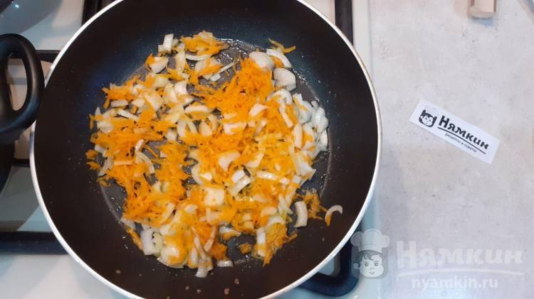 Голубцы с мясом тушеные под овощной подушкой - фото шаг 4