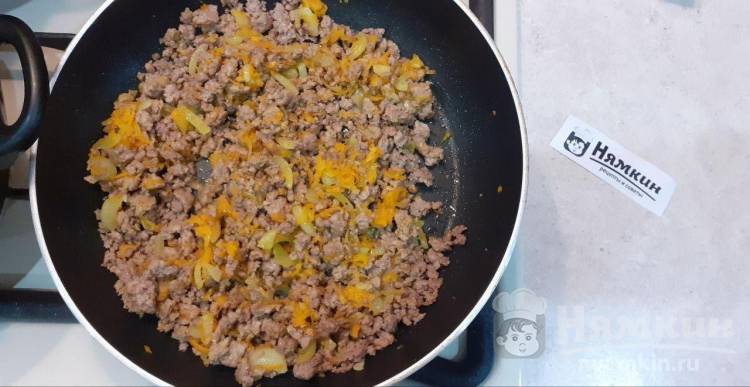 Голубцы с мясом тушеные под овощной подушкой - фото шаг 6