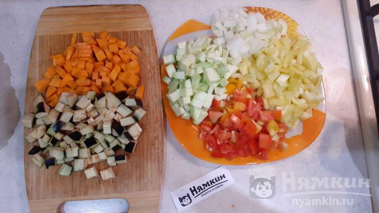 Голубцы с мясом тушеные под овощной подушкой - фото шаг 9