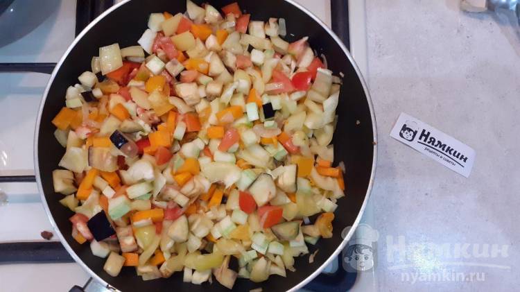 Голубцы с мясом тушеные под овощной подушкой - фото шаг 10