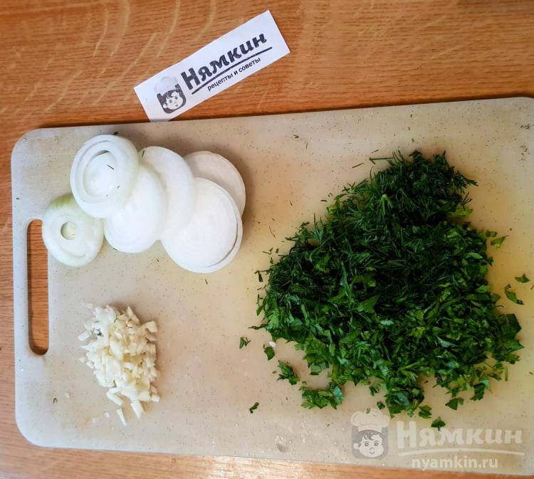 Закуска из помидоров с чесноком, луком и зеленью - фото шаг 2
