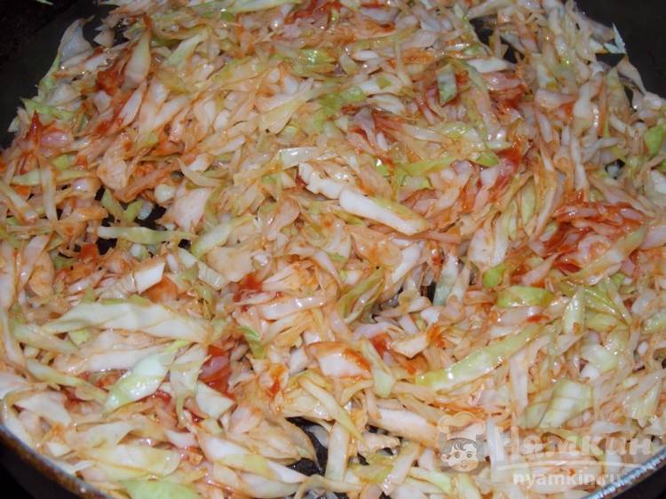 Перец фаршированный в томатном соусе с овощами в утятнице - фото шаг 1