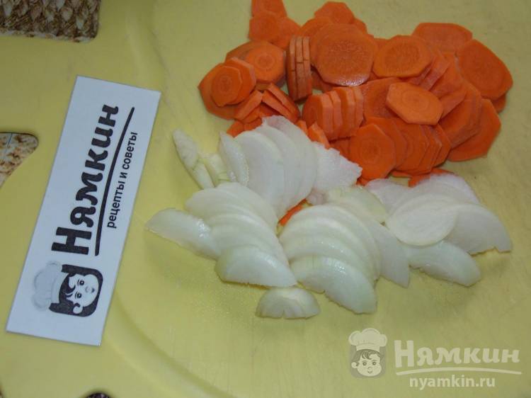 Перец фаршированный в томатном соусе с овощами в утятнице - фото шаг 2
