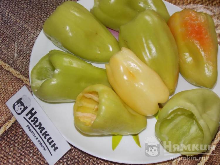 Перец фаршированный в томатном соусе с овощами в утятнице - фото шаг 3