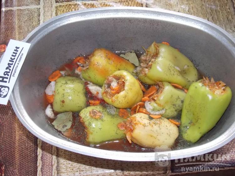 Перец фаршированный в томатном соусе с овощами в утятнице - фото шаг 4