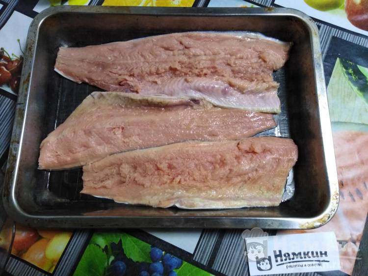 Горбуша под помидорами, луком и сыром в духовке - фото шаг 2
