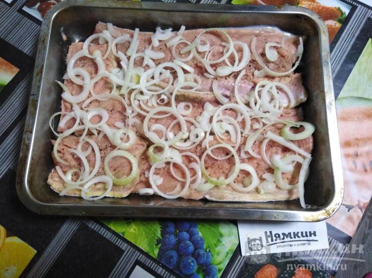 Горбуша под помидорами, луком и сыром в духовке - фото шаг 3