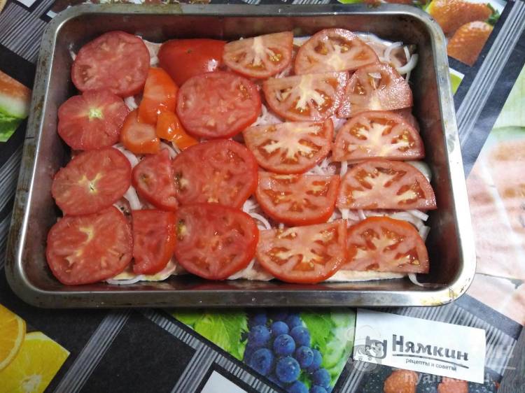 Сочная горбуша, запеченная под шубой из помидоров и сыра в духовке