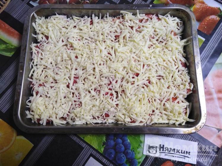 Горбуша под помидорами, луком и сыром в духовке - фото шаг 5