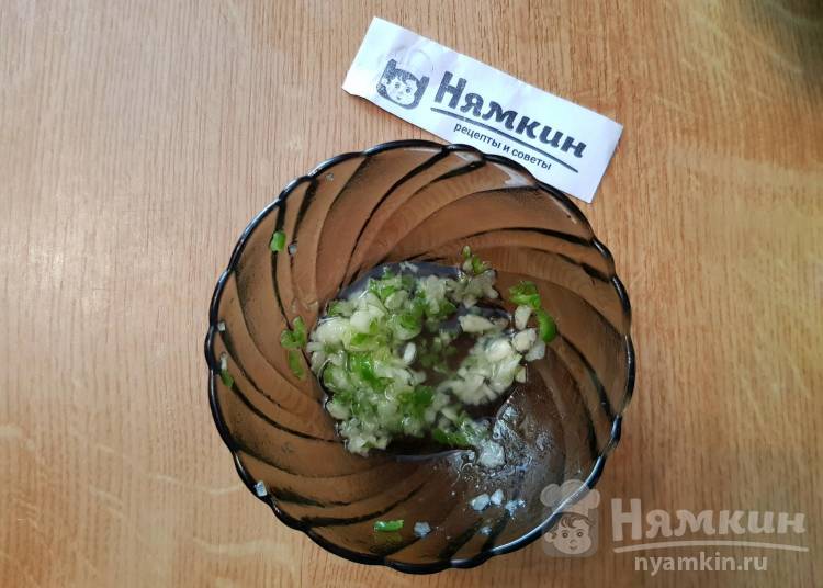 Окорочка Табака с чесноком и горьким перцем на сковороде под прессом - фото шаг 4
