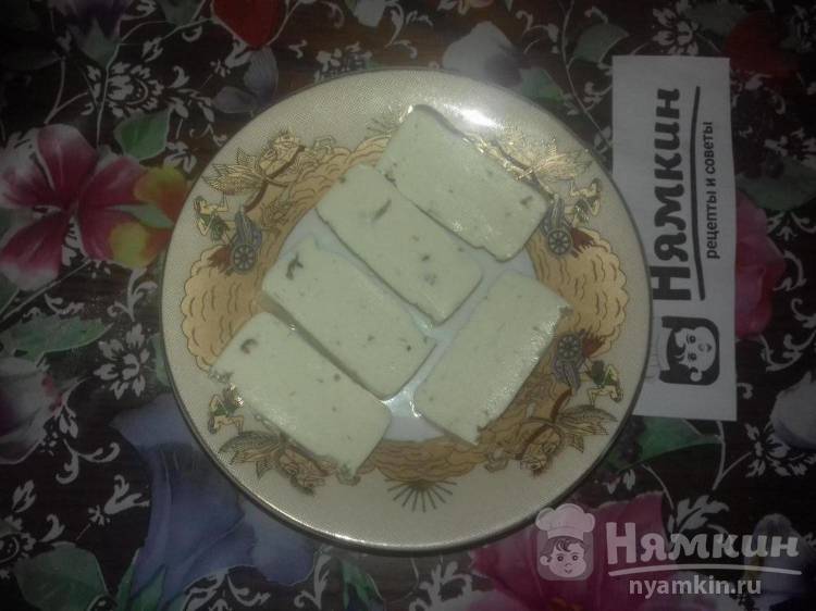 Нежные котлеты из свиного фарша с двумя видами сыра на сковороде - фото шаг 3