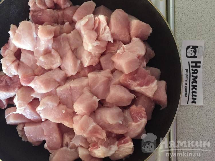 Свинина с овощами и макаронами на сковороде - фото шаг 1