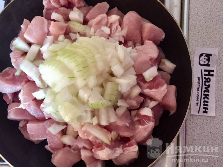 Свинина с овощами и макаронами на сковороде - фото шаг 2