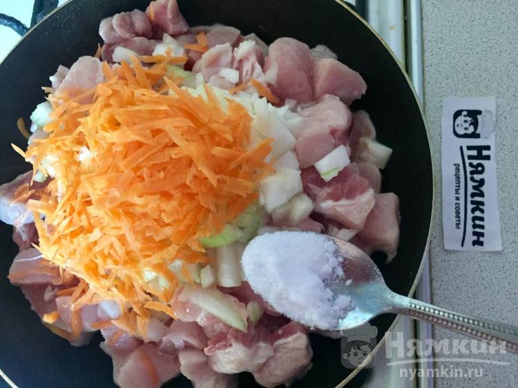 Свинина с овощами и макаронами на сковороде - фото шаг 3