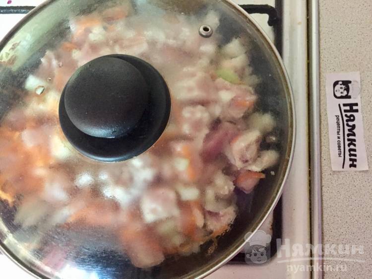 Свинина с овощами и макаронами на сковороде - фото шаг 4